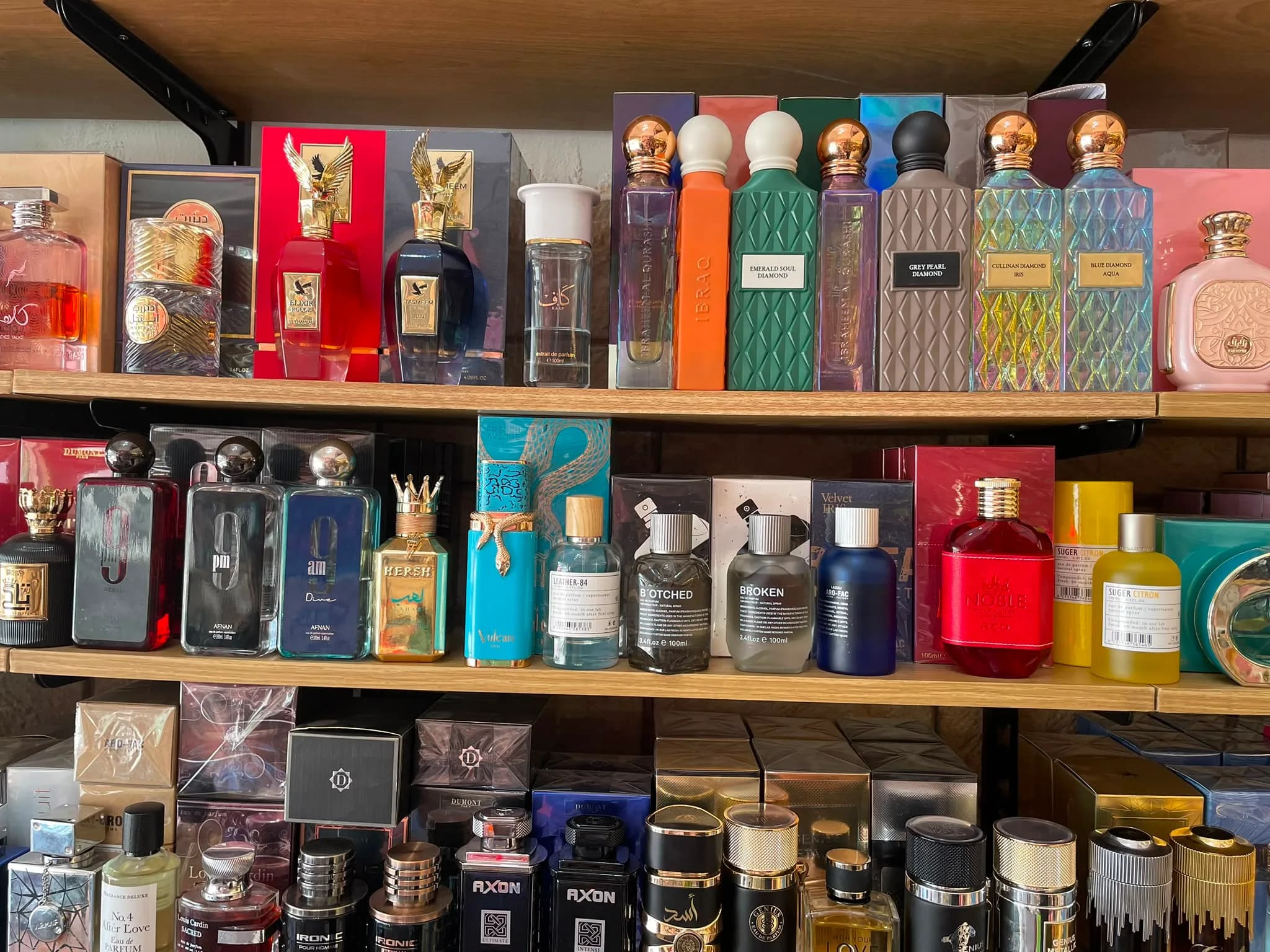 مجموعة عطور رصاصي وأفنان في متجر LC Perfumes